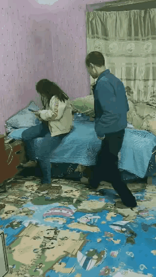 老汉娶到一个年轻妻子，老汉下班发现妻子正在和情人聊天，老汉把妻子手机夺了，看看有