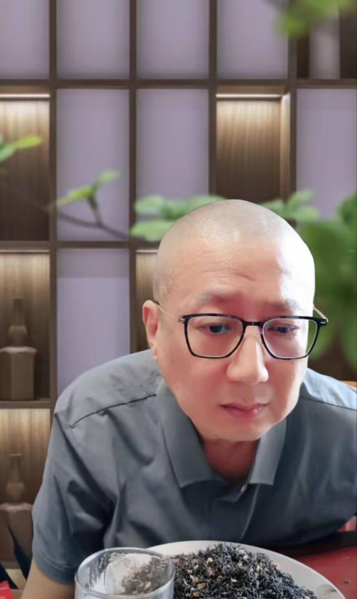 老汪指责曹云金，说曹云金跟郭德纲当年一起吃一起住，郭德纲现在有难了，他来了句刚刚