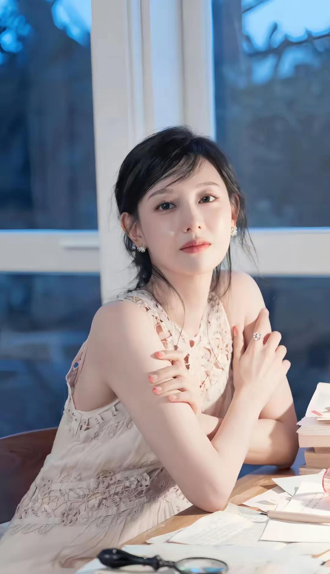 女人如何穿出含蓄的性感?这种就是含蓄的性感。有一种你很想保护她的欲望，但是同