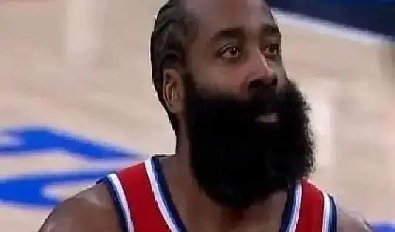 哈登现在不飙分，改玩脑子。场均8.5助，快船队内第一，35岁助攻率还压过同