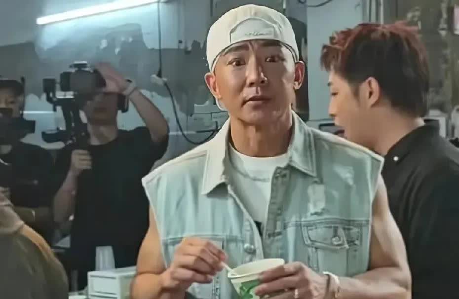 明星就有特权吗？有钱人就可以随意清场，不顾普通人排队那么久，我很