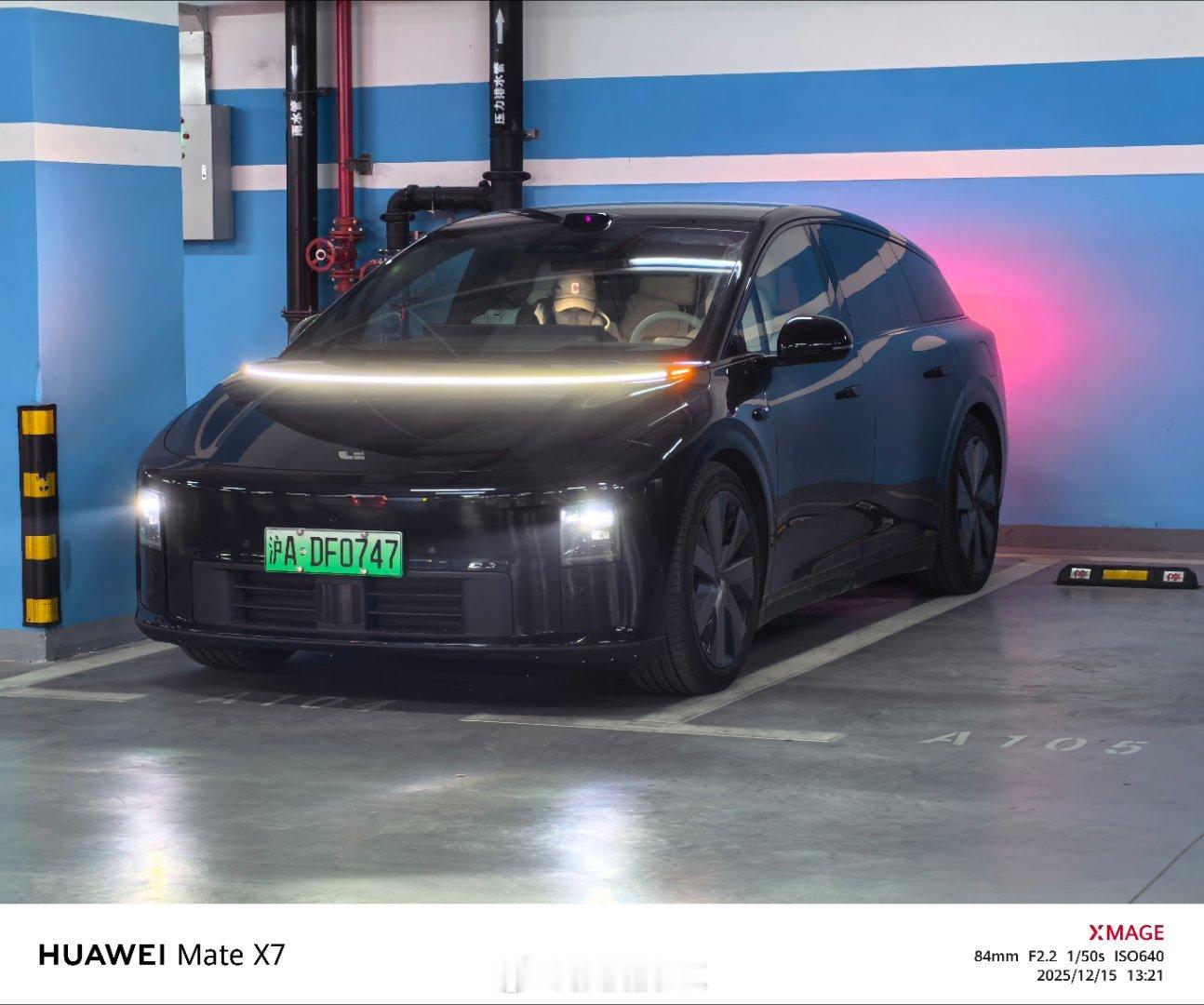 的黑武士理想i6，其实我觉得还不如白色的。黑不溜秋的。停车场里不好找