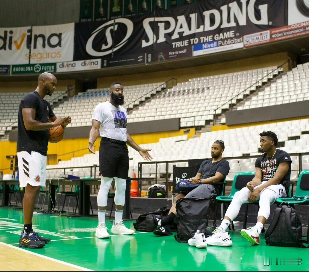 哈登发布和米切尔训练照，宣布两大决定！今天，哈登在社媒上晒出和米切尔曾经的训