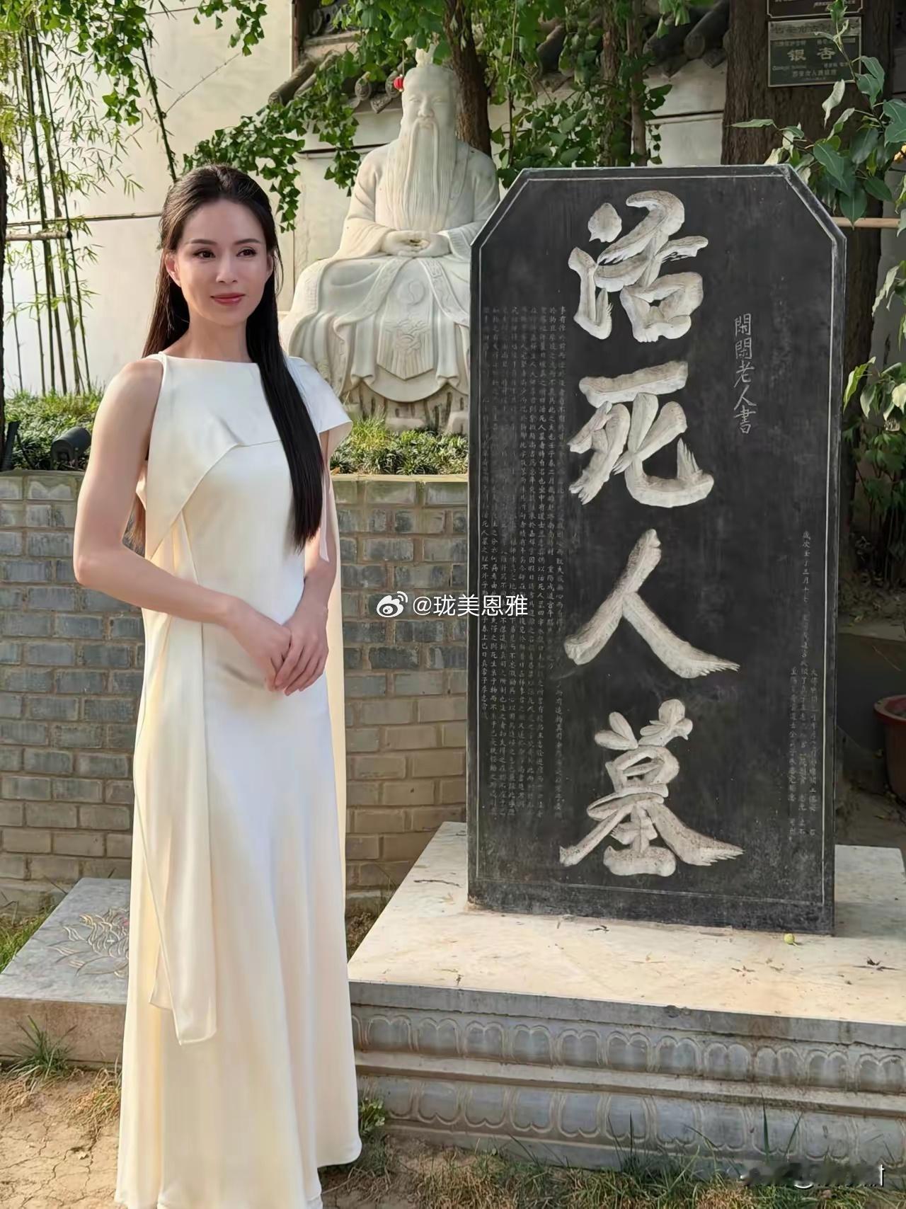 60岁的李若彤打卡活死人墓，一身白裙梦回小龙女​​​