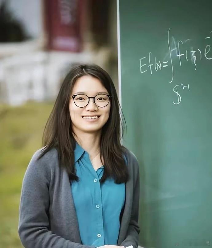 原来他是王虹父亲，为女儿放弃政府办工作，怪不得女儿35岁拿下菲尔兹奖，不鸡娃，不