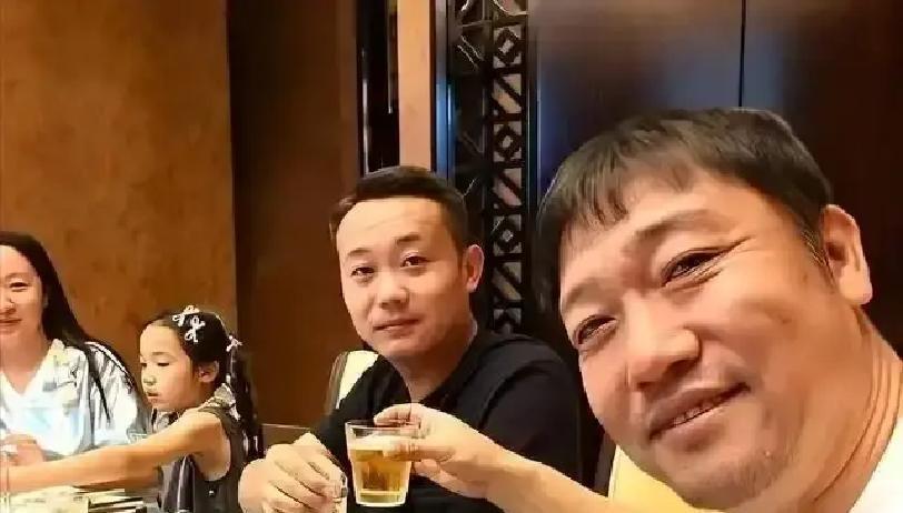贾冰掏了3000多块买茅台请老战友喝酒，轮到他自己，抽的是18块钱一包的烟。酒桌