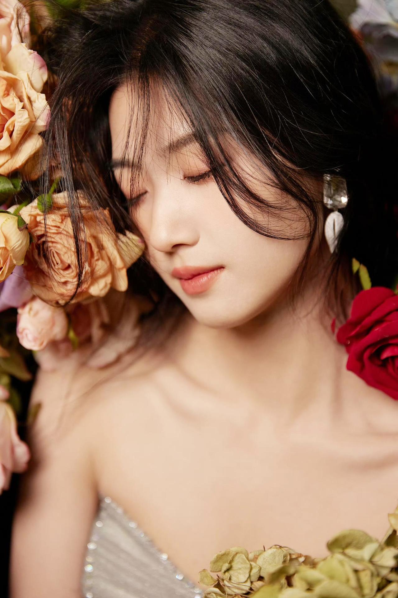 上联：柔纱衬玉容，一眸清浅含诗韵下联：银裙凝雅态，半臂玲珑带画情对联对联