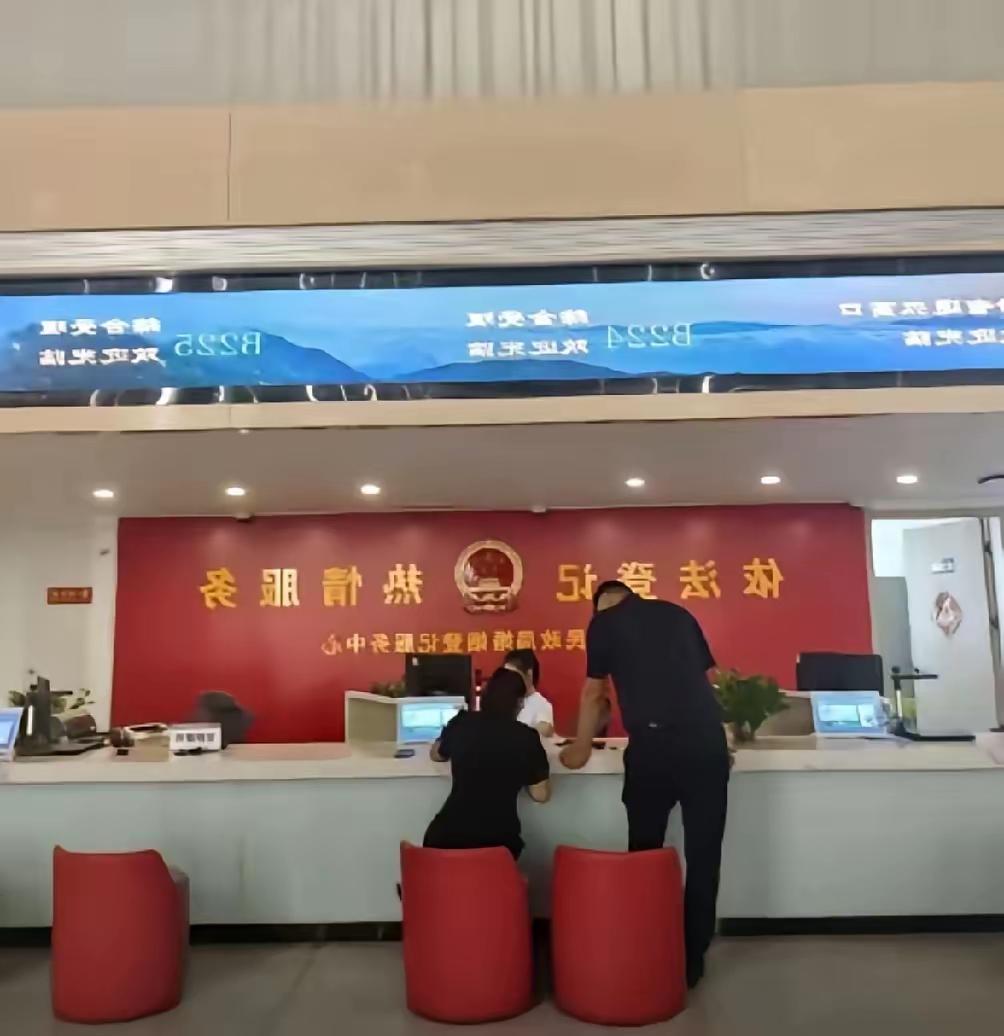 一对夫妻正吵着要离婚，半路上妻子吐得没完没了，胃里翻江倒海的。到了民政局，排队的