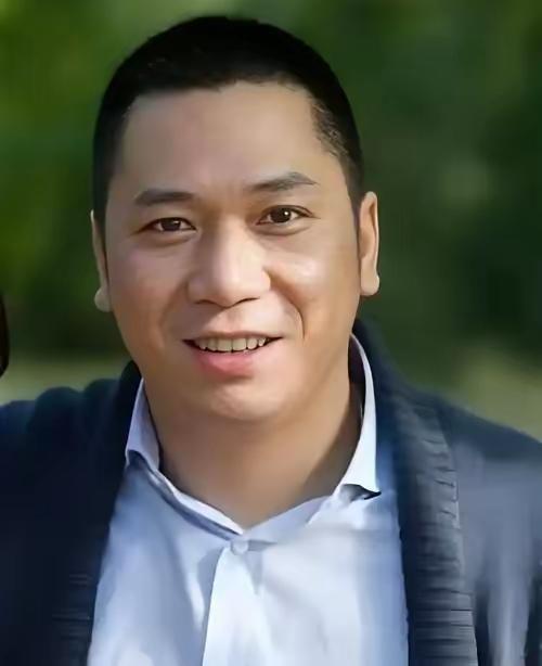 现在才知道明星为什么和黄有龙离婚，及时止损，是明星明智之举，明智的选择，可惜还是