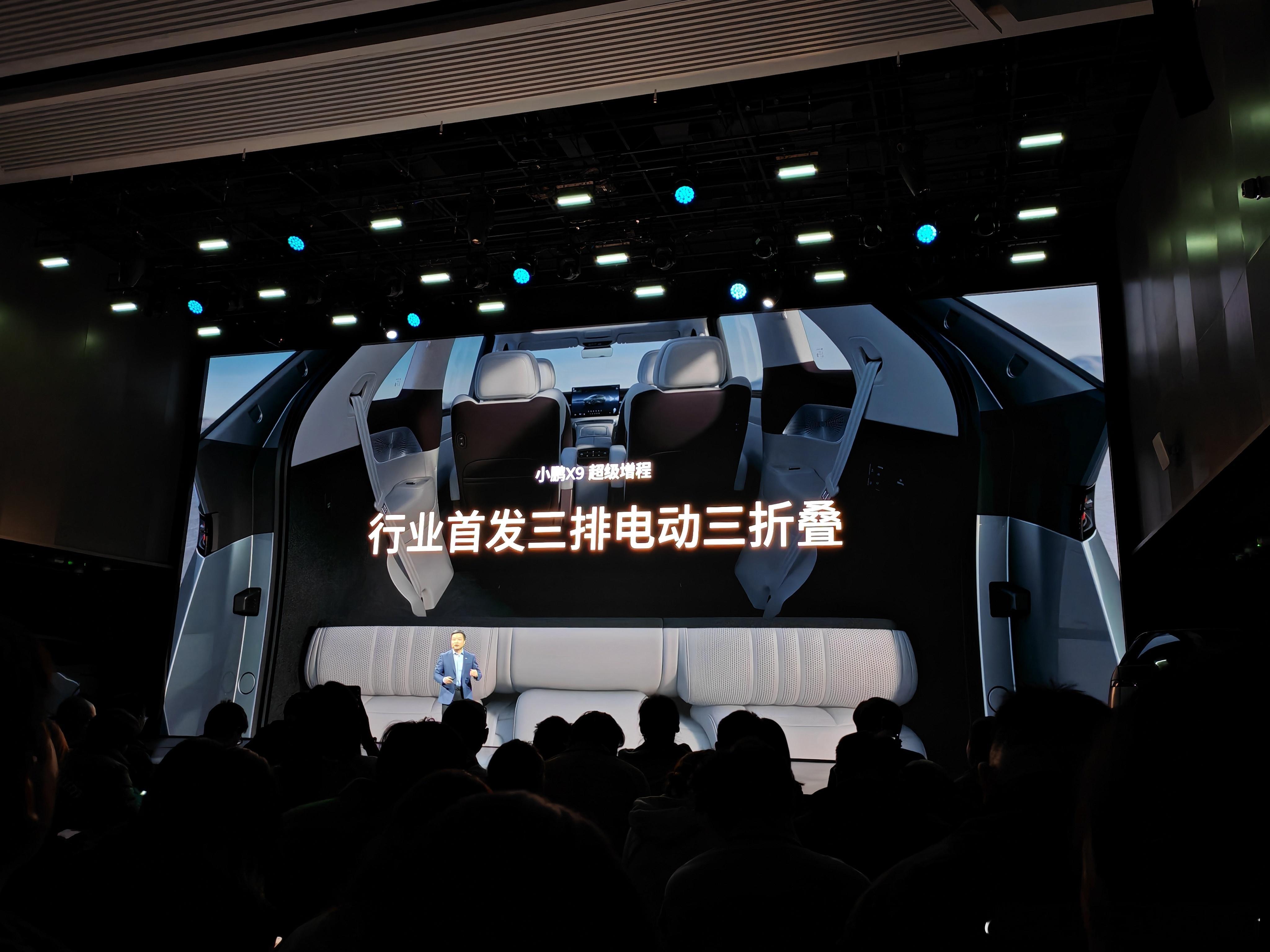 小鹏X9三排座椅都可以180°放倒第三排座椅还可以进行分段电动放倒，用户