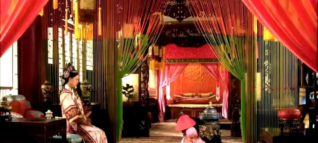 对亲女儿，是捧在手心。对养女，是押上身家性命。重刷《甄嬛传》，才看懂甄嬛对两