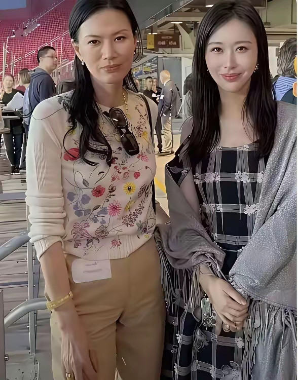 邓文迪的情商实在高，与人合影也会做到表情神同步。她是伊万卡的好闺蜜兼大媒人，交情