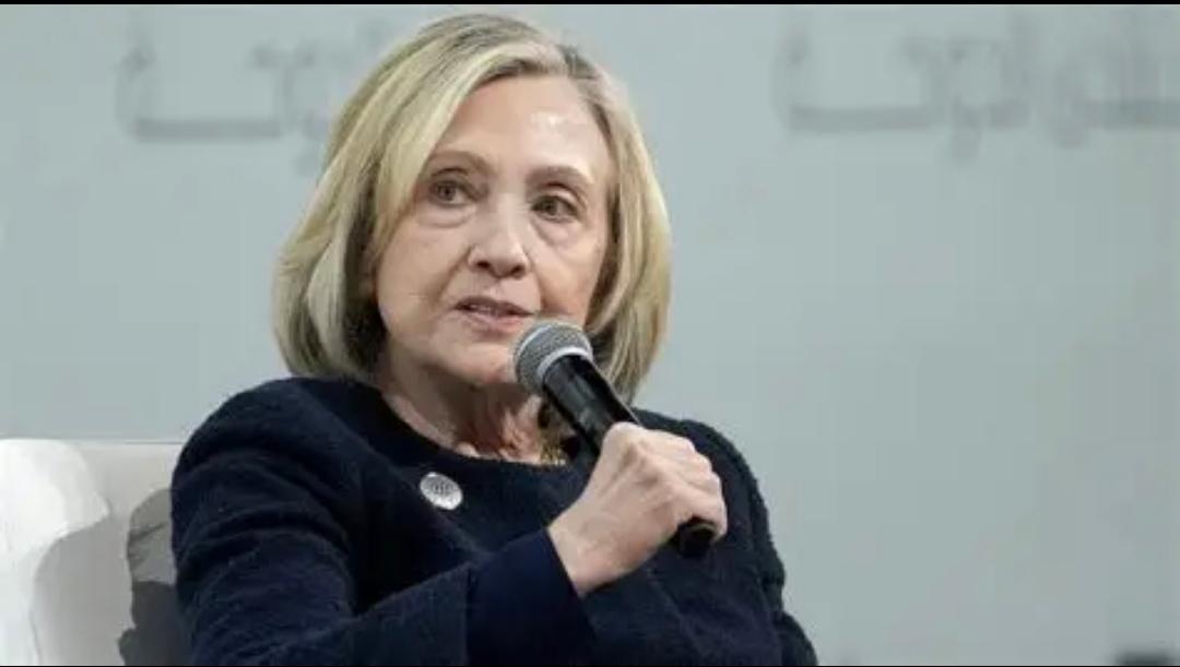 希拉里怒怼科默：公开打一架！背后全是美国两党撕逼的猫腻。美国前国务卿希拉里·