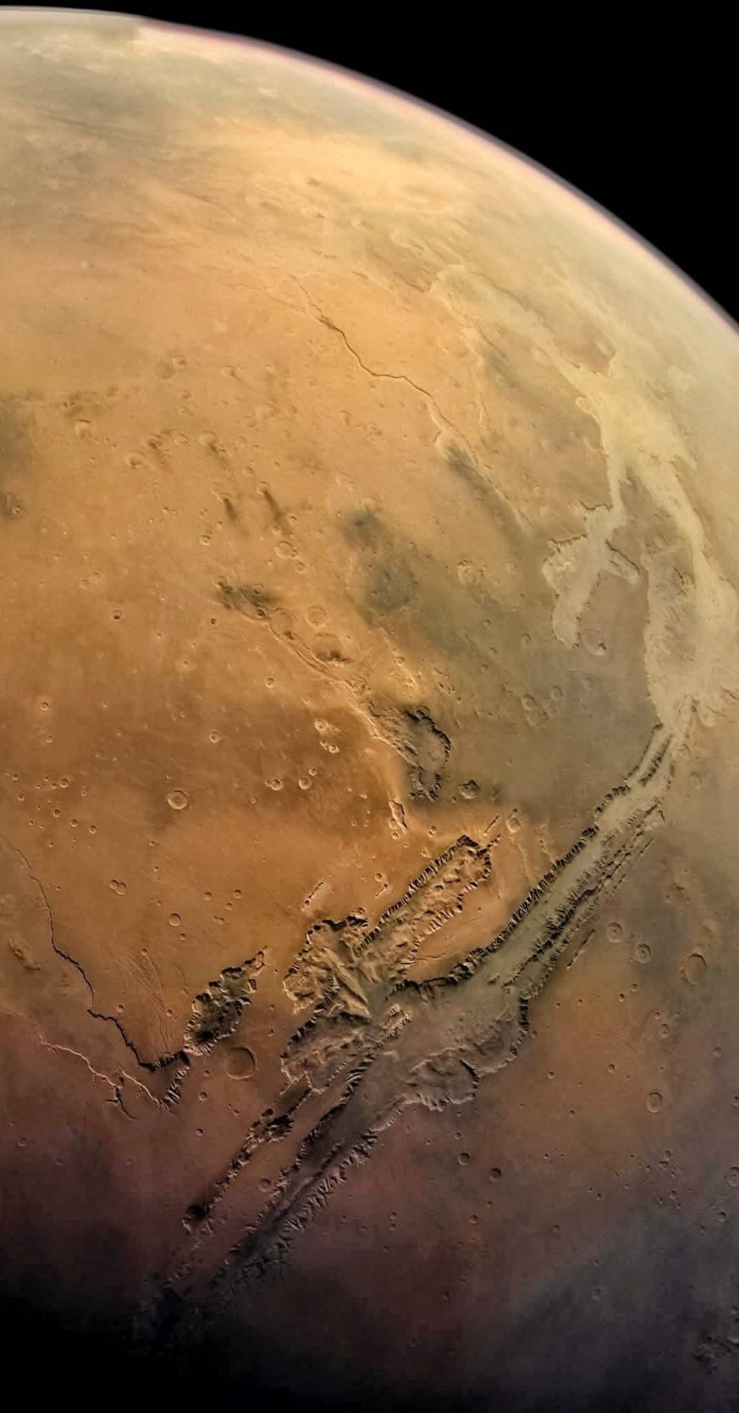 水手谷是火星上一个巨大的峡谷系统，长达4500公里，横跨火星表面，就像一道由