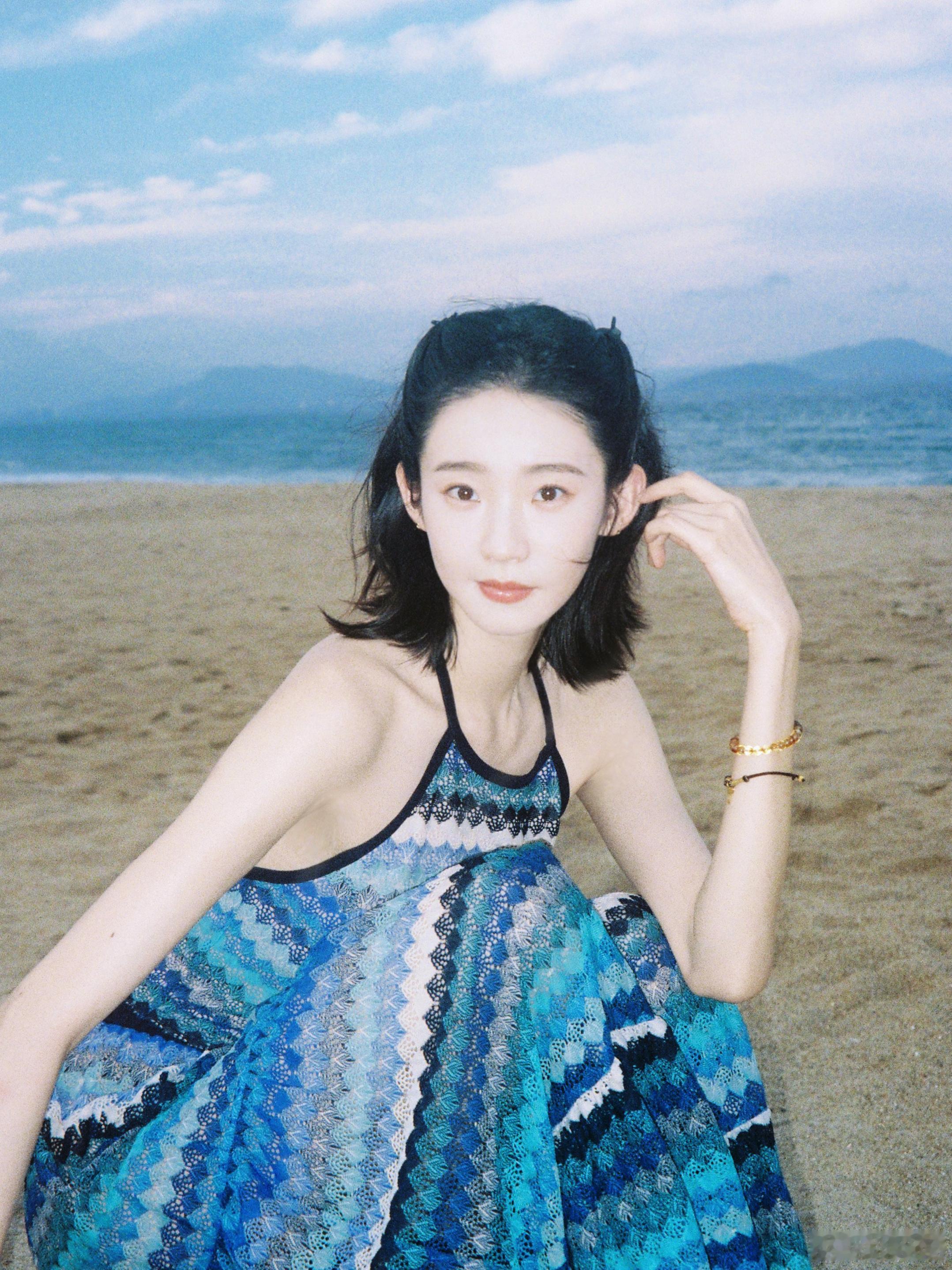 张艺凡最新海边出图妹妹青春活力满满​​​