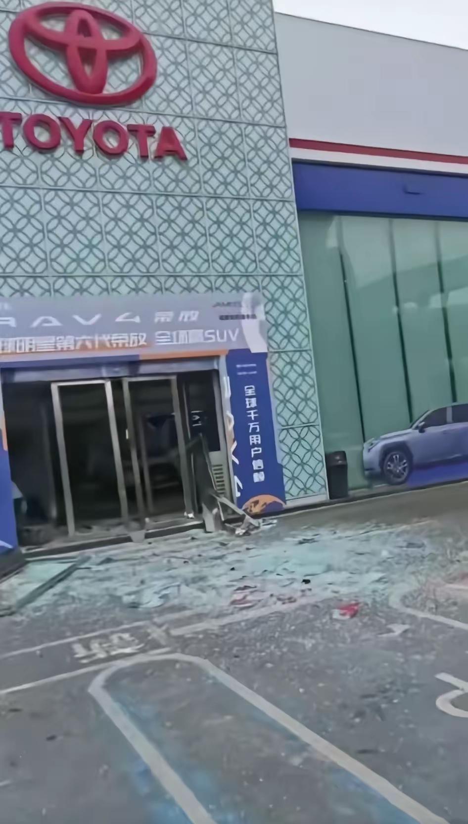 成都这家4S店的负责人或许没料到事情会到这一步。那位姓段的客户只是想退回2万