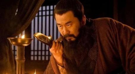野史：公元199年，曹操俘虏陈宫，处死之前戏弄他：“你一死，你的妻子怎么办呢？”