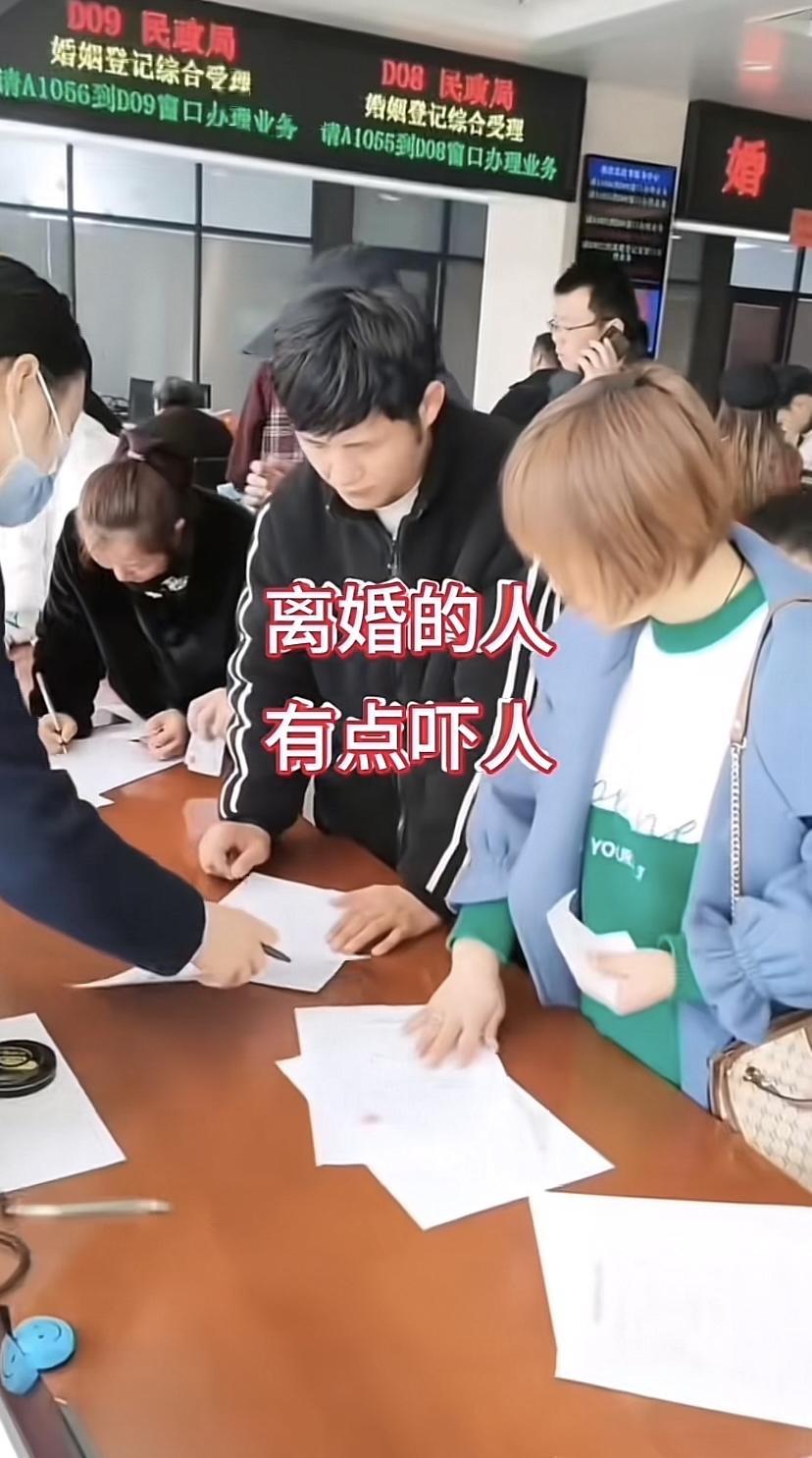 一网友在婚姻登记大厅拍下惊人一幕，离婚的人排着长队，签字时没吵没闹，个个面无表情