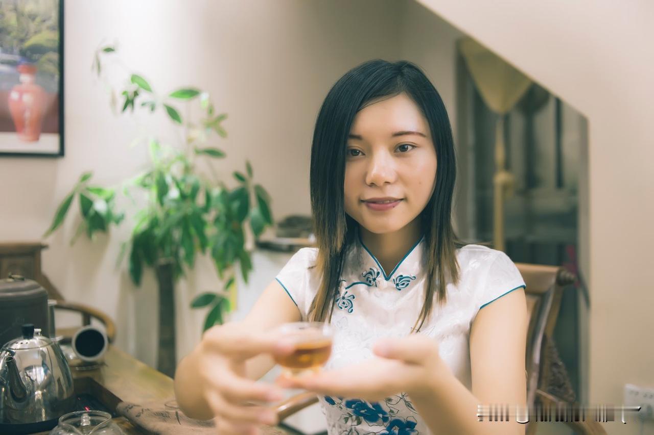 有个开茶馆的女子，这天撞见个男子，忙不迭上前招呼：“先生，您想喝什么茶呀？”男