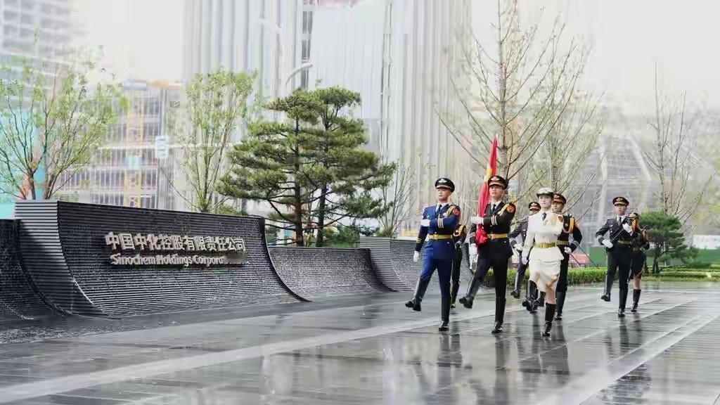10月9日上午，中国华能和中国中化在雄安新区举行升旗仪式，标志着这两家龙头央企正