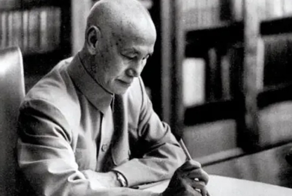 1975年4月，蒋介石躺在病床上，气若游丝。他突然抬眼看向宋美龄，艰难地开口：“