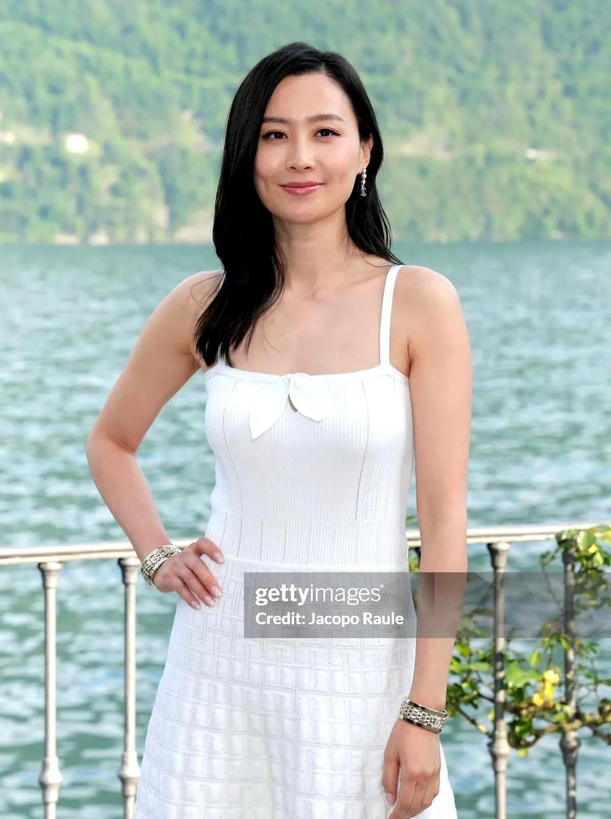 她比佘诗曼、胡杏儿都厉害，嫁了个法国老公，直接进军好莱坞，代言国际大牌，出演国际