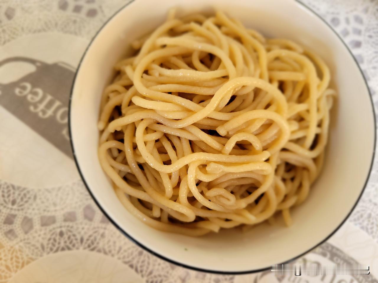 看到有朋友分享说，椰子水+香蕉，会治疗便秘。而我觉得，吃粗粮和绿叶蔬菜以及奶豆腐