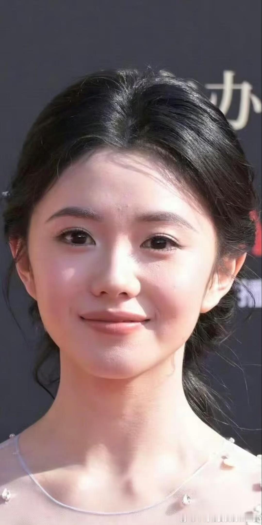 刘浩存真的长了一张完全没有医美痕迹自然美的脸……不用过多修饰就很有灵气