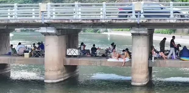 桥底下的一幕，不得不说，惊呆了啊。[捂脸哭][捂脸哭][捂脸哭]