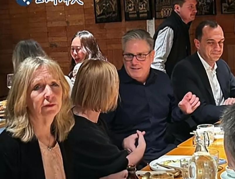 个人觉得一些外国人要想和你做交易，有求于你，还是很能俯下身子做小，彬彬有礼的。英