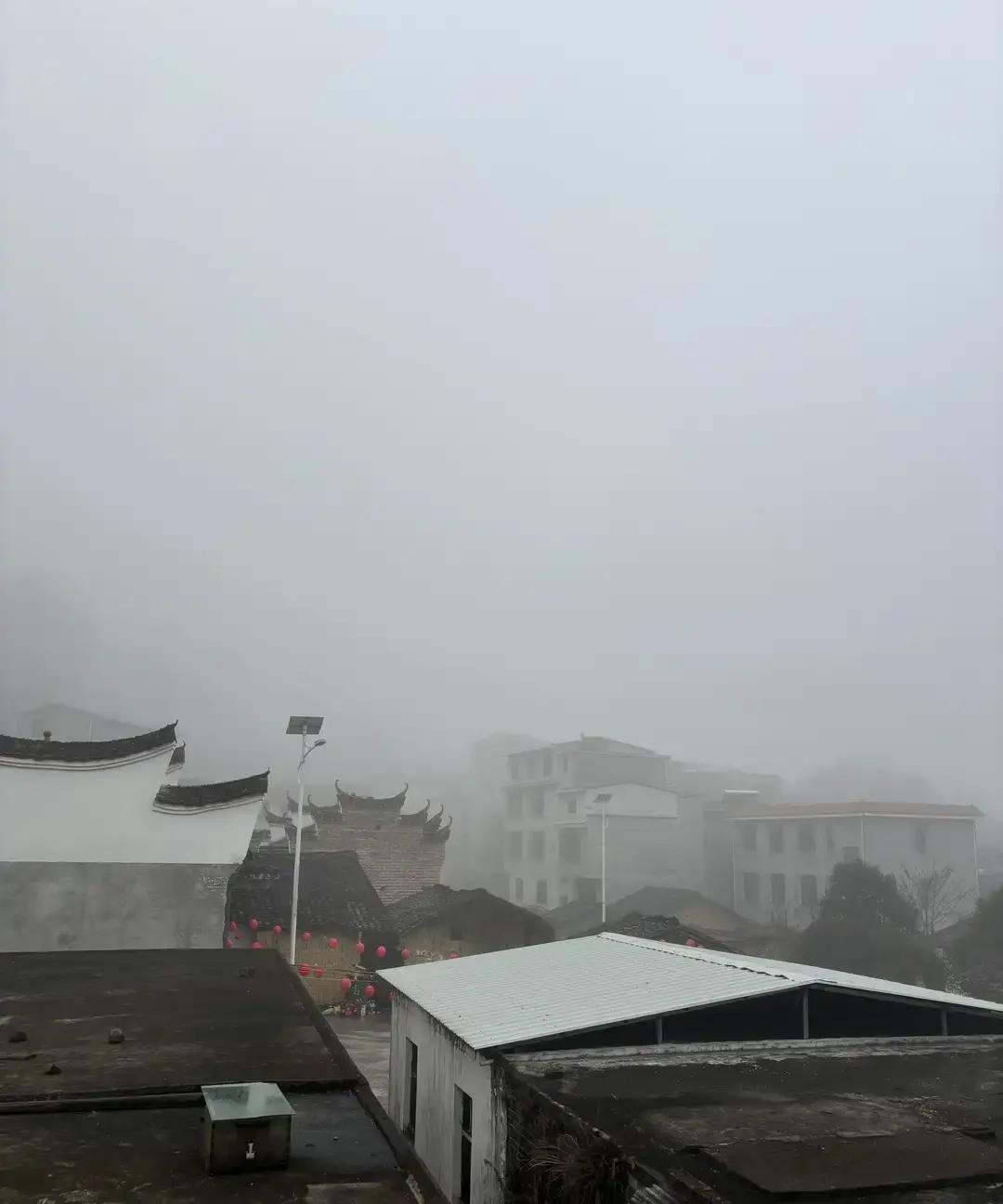 北漂阿哲在小红书甩出一张32万的春节回家账单，高铁票红包聚餐分摊32