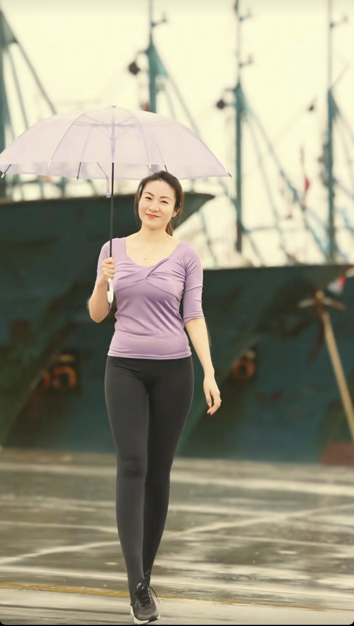 如何穿搭出满满高级感?氛围感出片穿搭看看气质女神的穿着搭配吧雨中漫步港口，