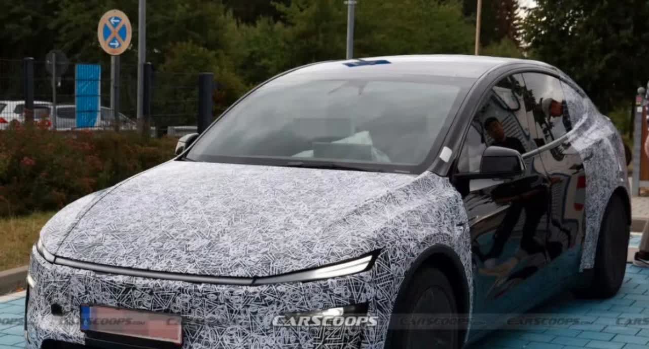 特斯拉正在欧洲测试长轴距版ModelY。该车通过轴距加长实现了更大的第三排空