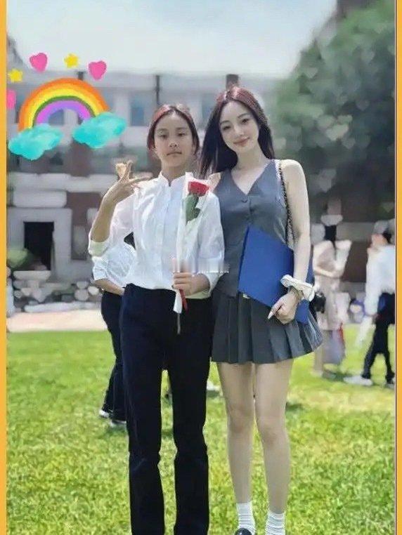 李小璐身着短裙出席女儿毕业典礼，很甜馨合照跟姐妹一样，这状态保养的也太年轻了吧，感觉她跟贾乃亮离婚后