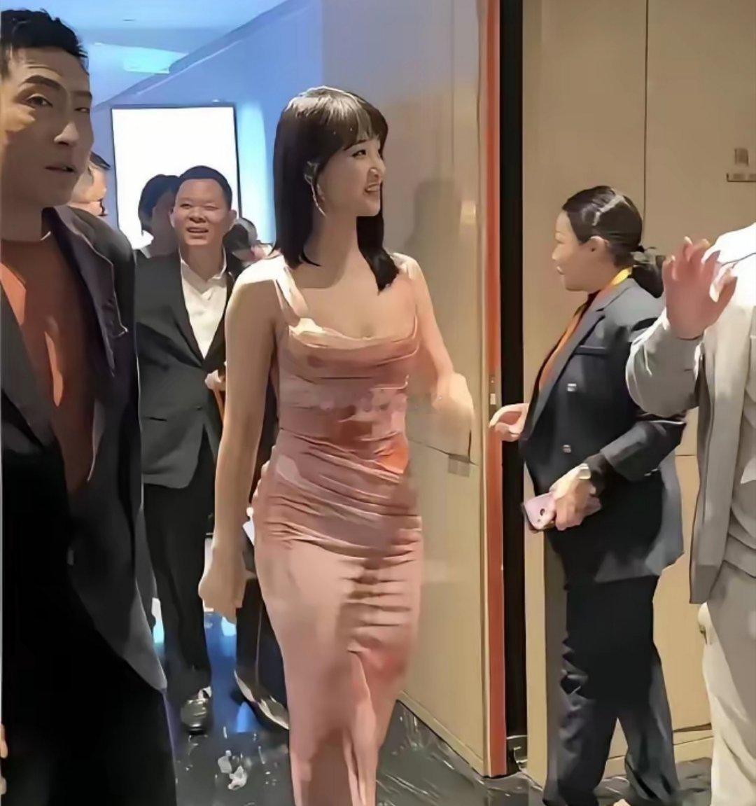 电视剧演丫鬟很普通的长相，现实中很惊艳。