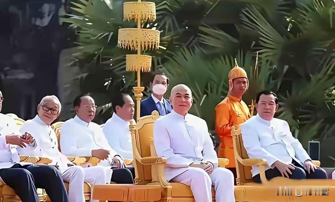 洪森想当国王想魔怔了吧？他竟然敢与国王西哈莫尼并排坐在黄金座椅上。柬埔寨宪法有规