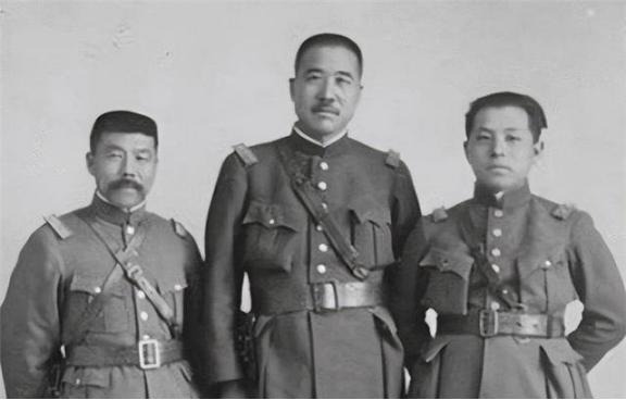 张宗昌和俄国武官打牌，俄武官输得精光，这时张宗昌说：“你欠我的钱我不要了，你把她