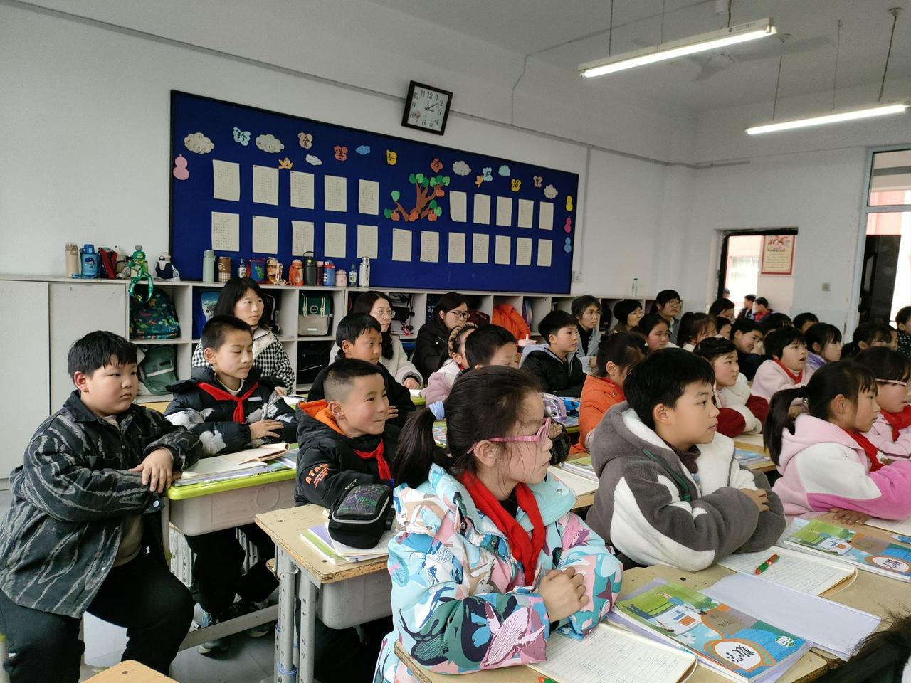 贵州这起小学课堂事件，看得人又心疼又揪心。老师上课三次看到男生趴在女生大腿