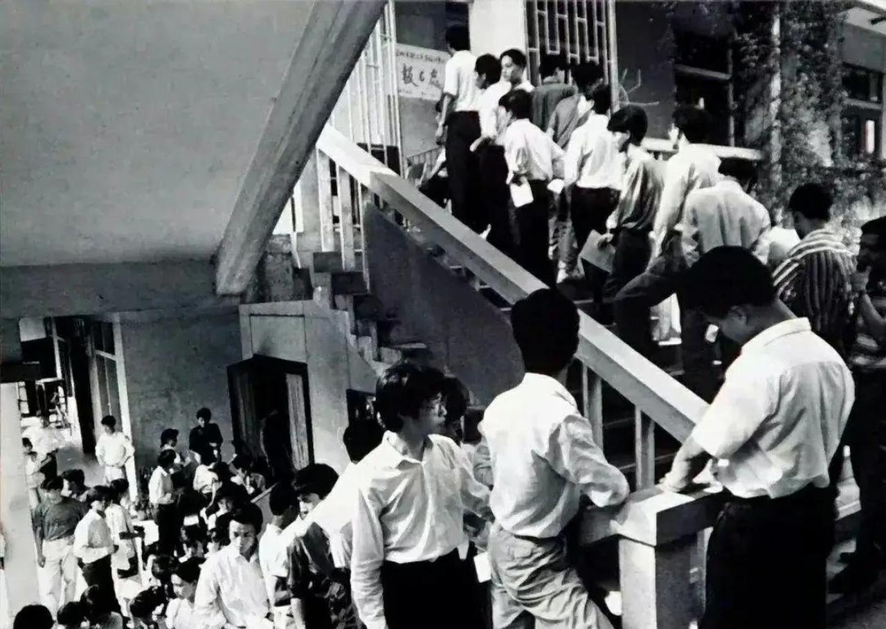 #历史上的今天#1995年7月29日，我国大学毕业生不再实行包分配政策，改为