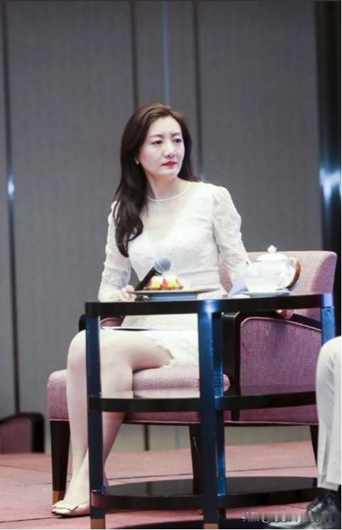 东方卫视的一姐身高有170，肤白貌美大长腿类型的美女，她长得漂亮，气质不输董卿