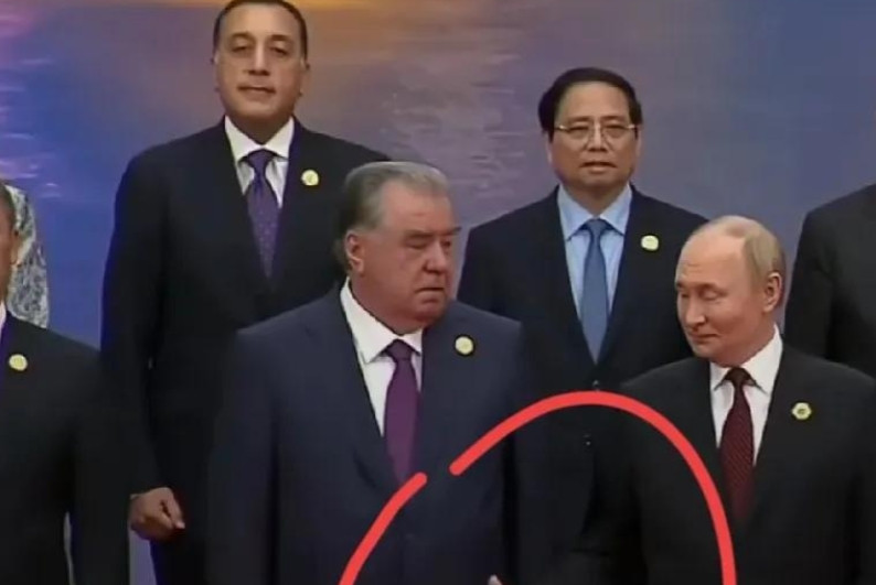 上合会议合影，社牛的普京！塔吉克斯坦总统拉赫蒙，站在普京右手边，视若无睹