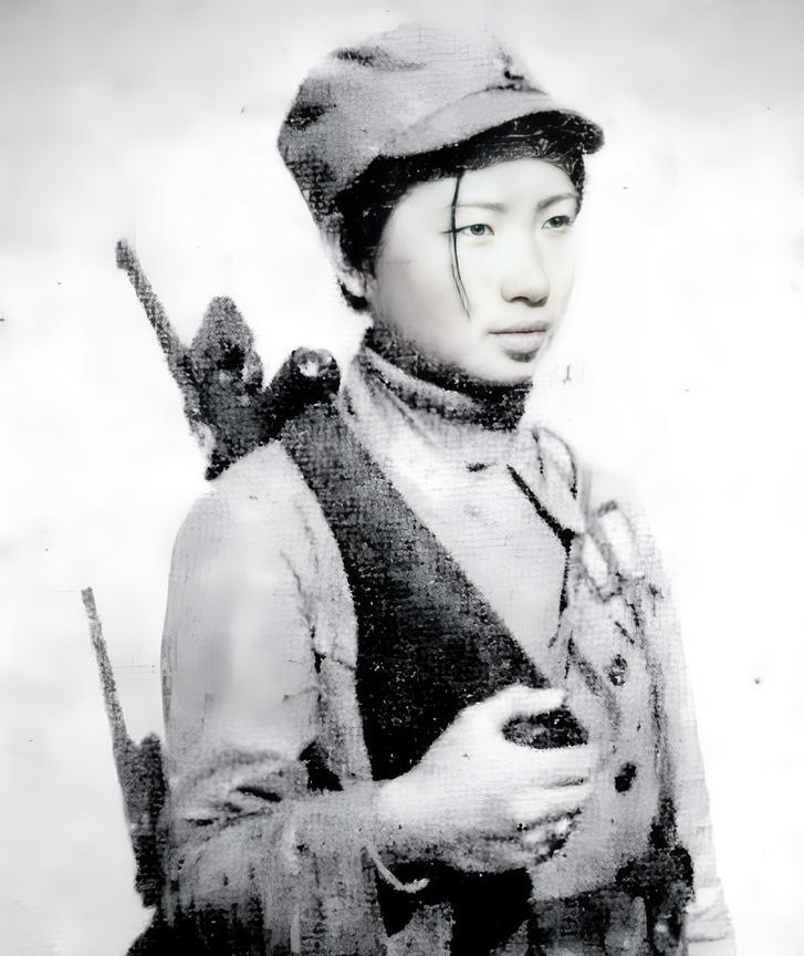 1939年，日军在审讯室正审问一个女八路，一个汉奸耀武扬威地走过来，上来就给了女