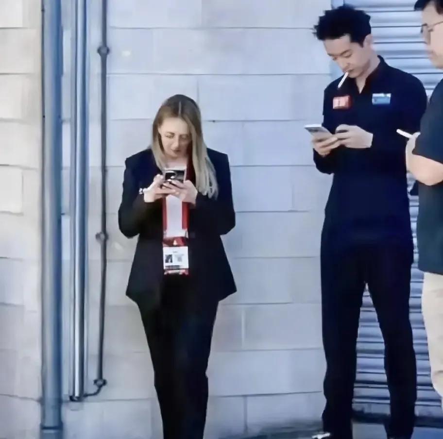 吴宜泽和斯诺克美女裁判波娃烟瘾这么大，运动员压力太大需要放松吴宜泽和斯诺克美