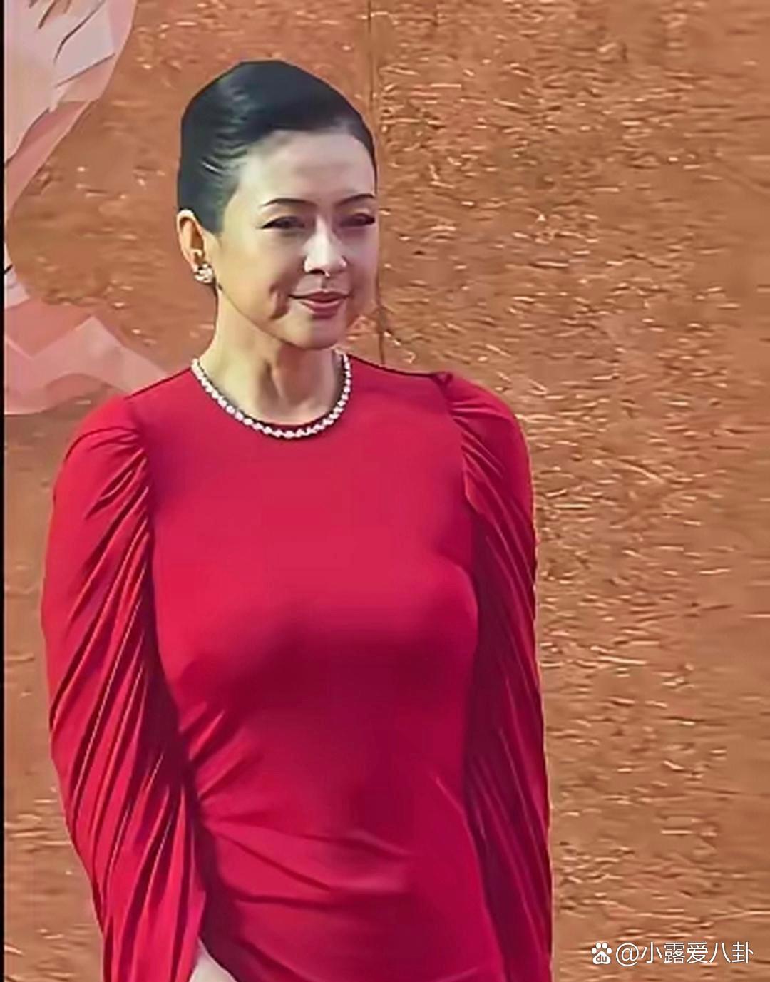 47岁的章子怡顶着两鬓斑白亮相，那张曾写满野心与锋芒的脸，如今彻底归于平和。面对外界关于“衰老”“垮
