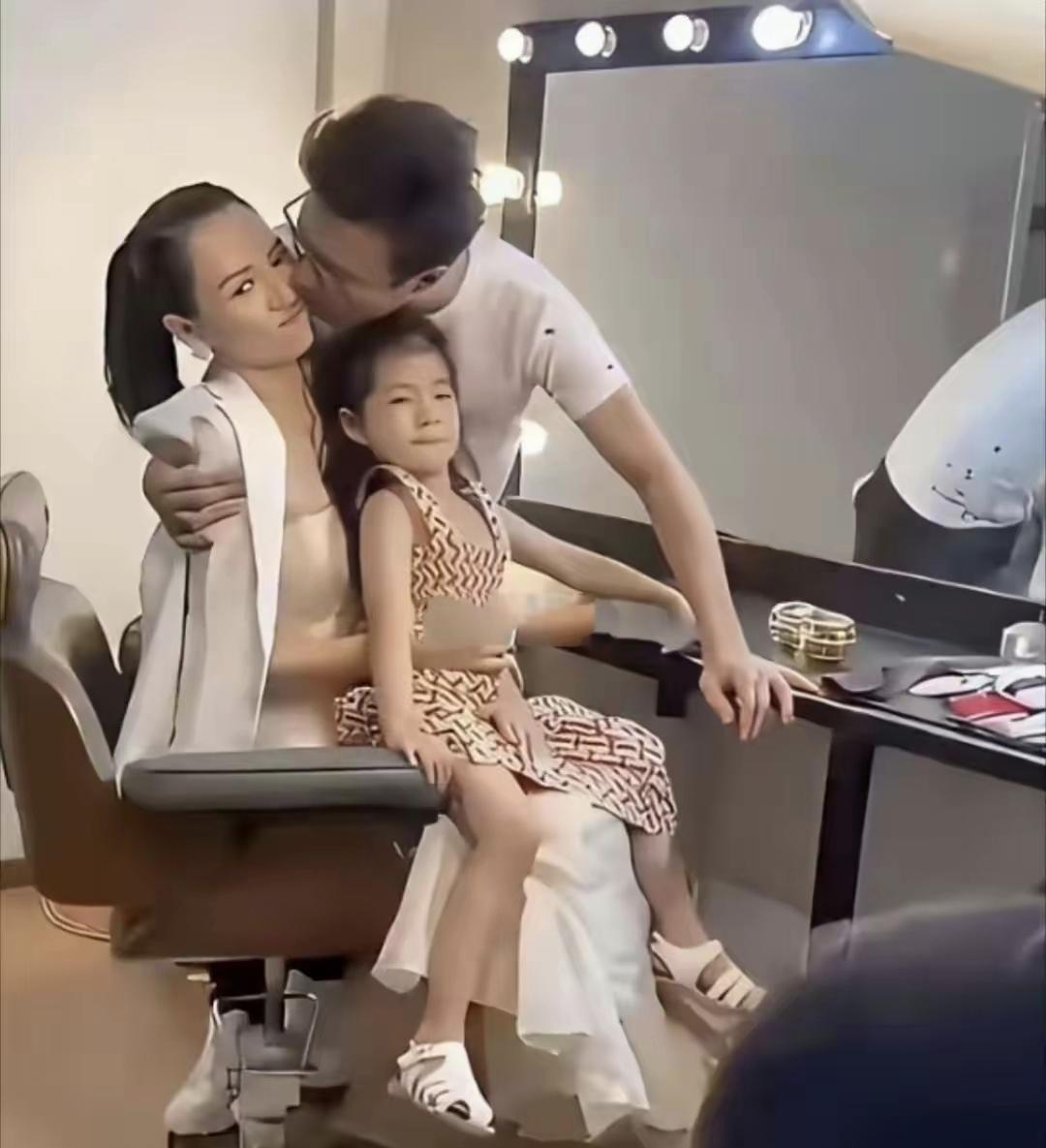 从章子怡的表情上看，当年她对汪峰已经是多么的嫌弃了，或许是无法接受的烟味，口臭味