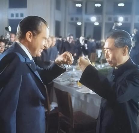 1972年尼克松访华，炫耀核武器数量：“我们美国的原子弹，足够炸毁地球十次！”周