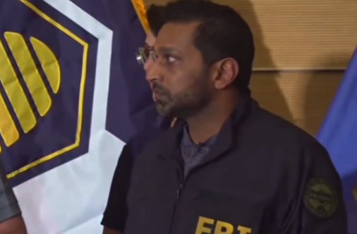 柯克被一枪毙命后，美FBI局长被拍一脸迷茫，抓捕凶手几乎成泡影！最近，美国F