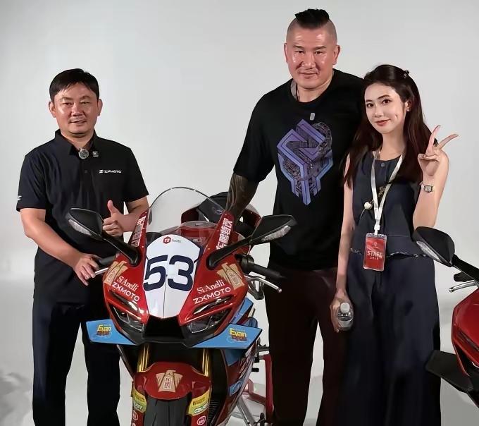 馆长这趟大陆行，估计不少人盯着他手里的这台车看。他花10万元提走张雪机车的5
