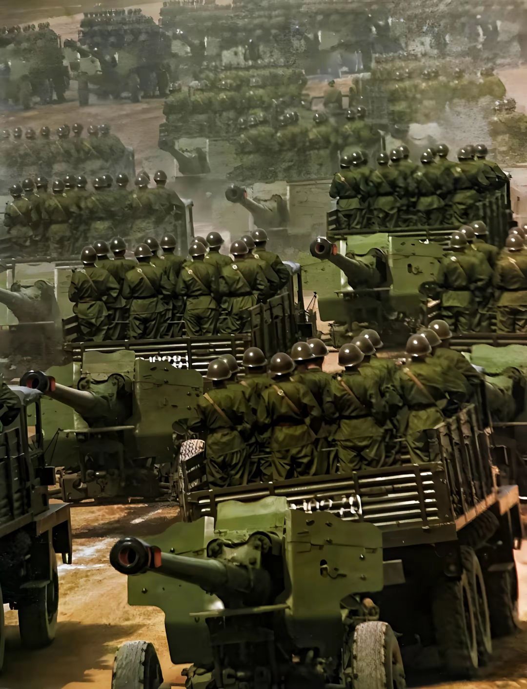 【1981年华北大演习（代号“802”），我军炮兵部队机动开进接受检阅】炮兵部队
