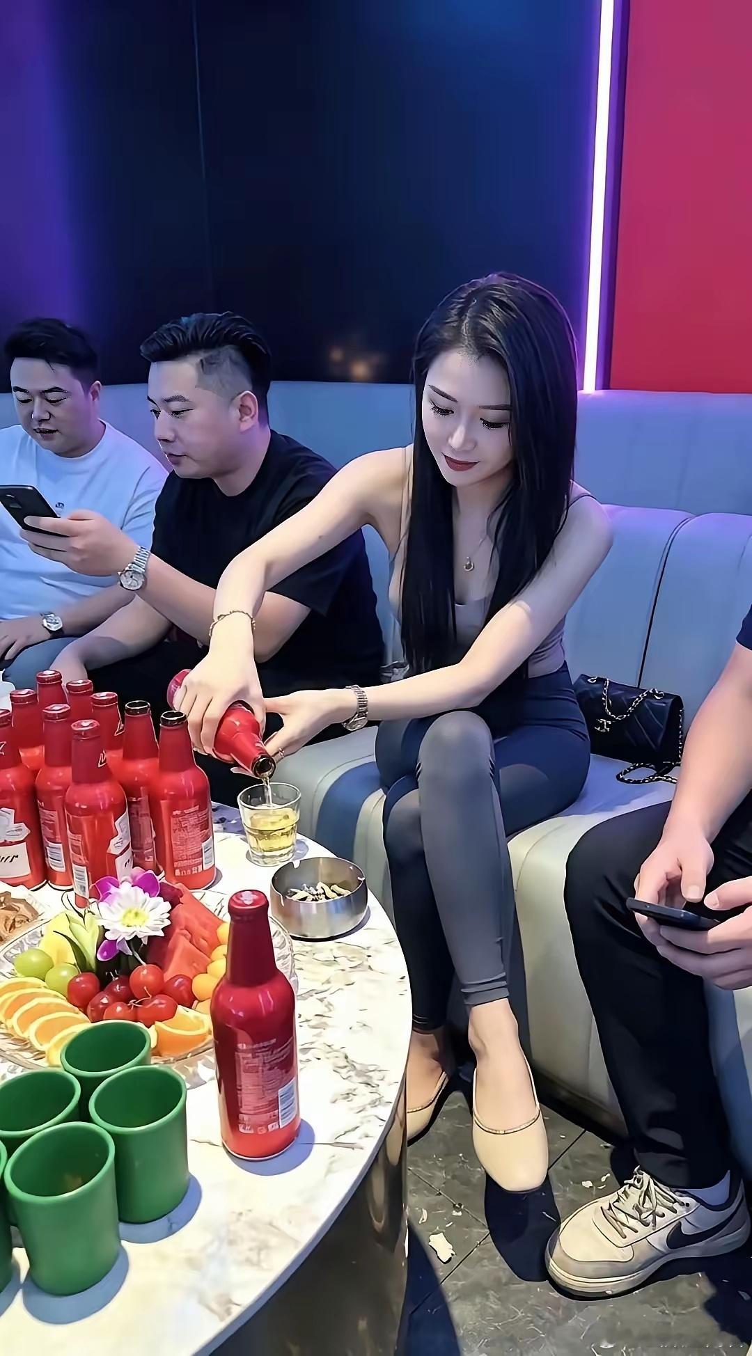 有钱人的世界，啤酒都是精装的​​​